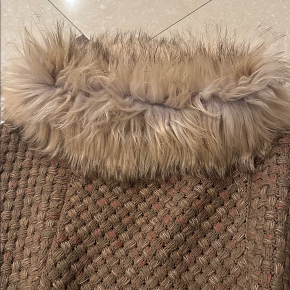 Steve Madden Tan Knit Poncho with Faux Fur Collar - Picture 5 of 6